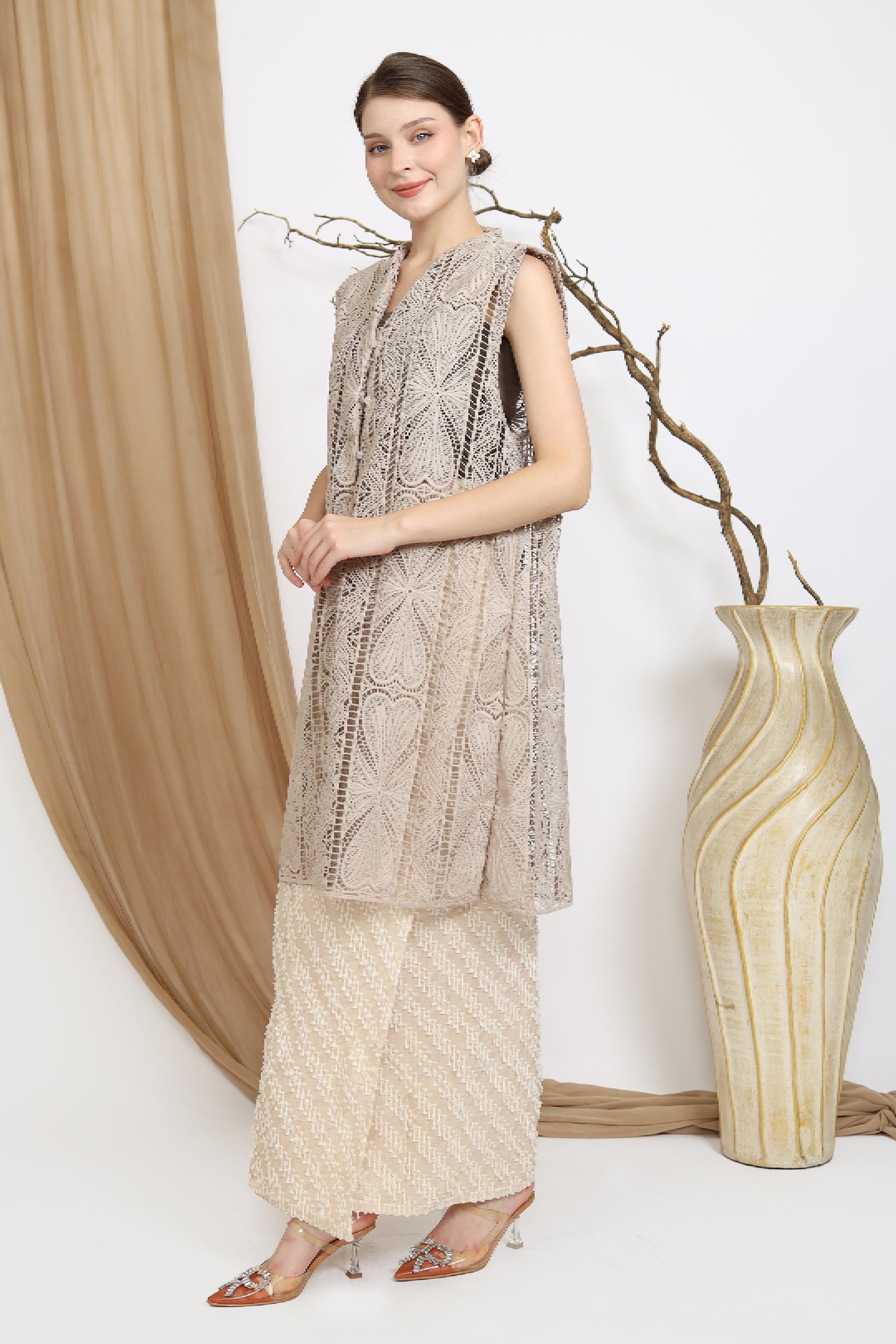 AT / Naureen Vest