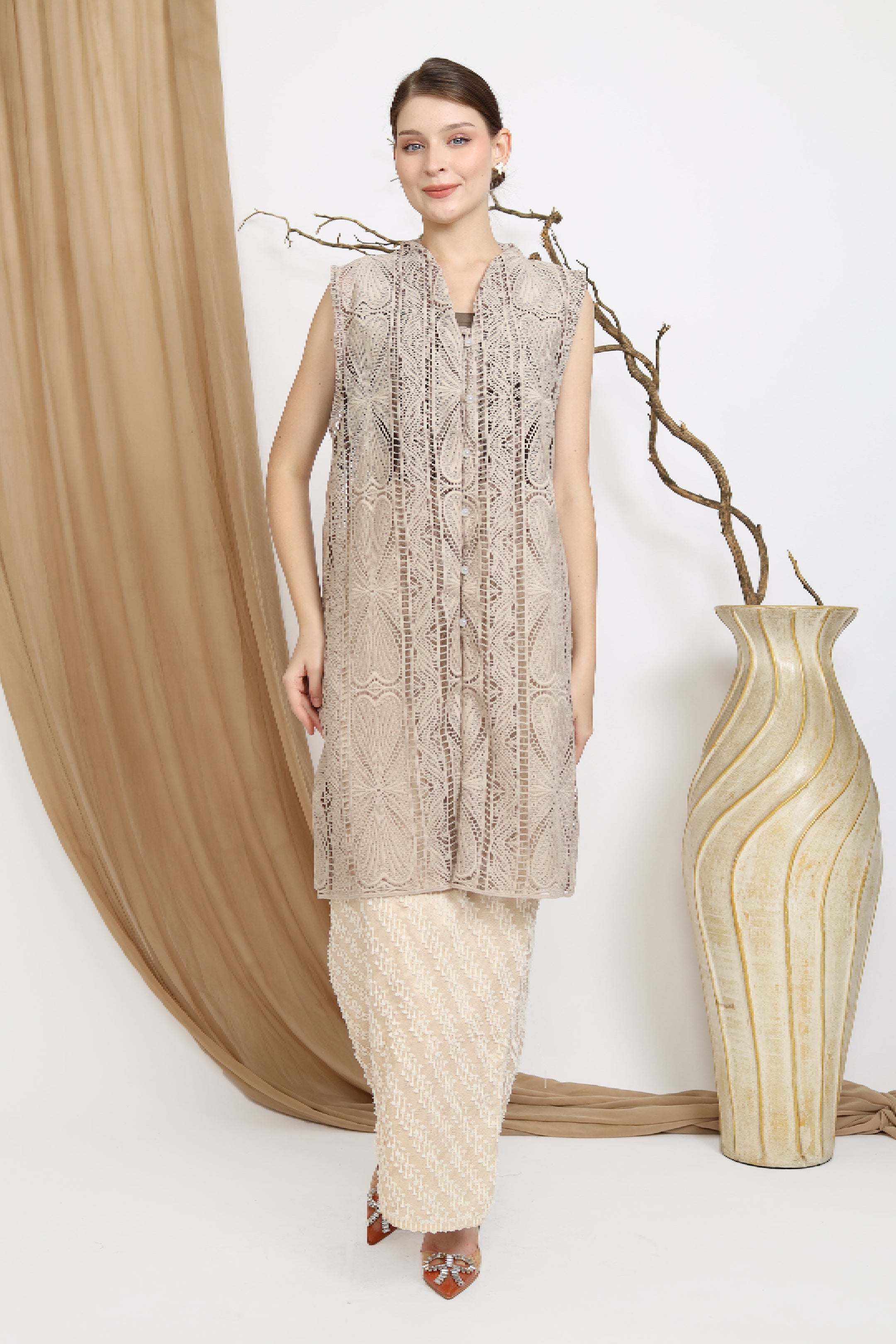 AT / Naureen Vest