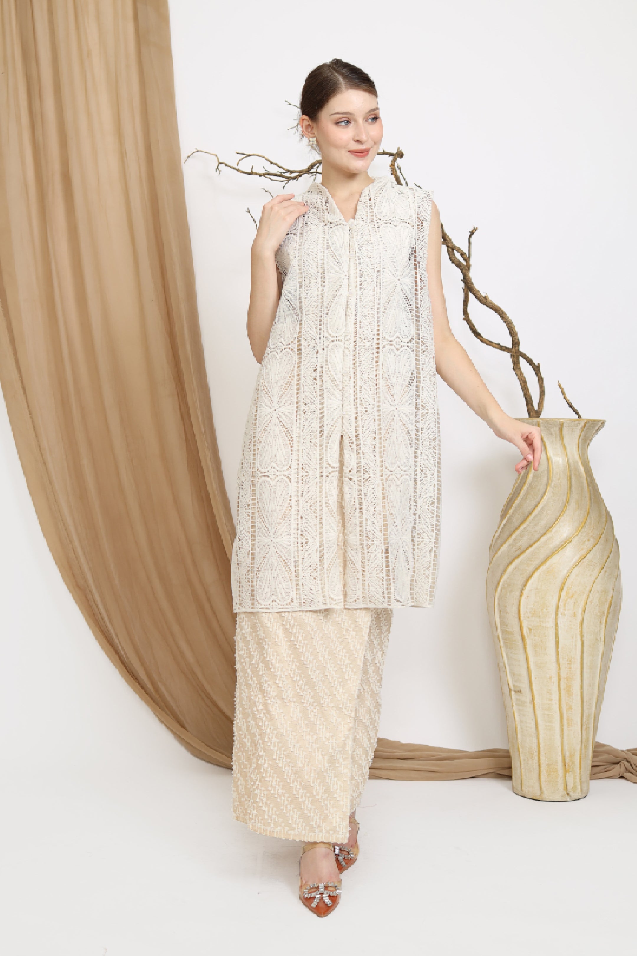 AT / Naureen Vest