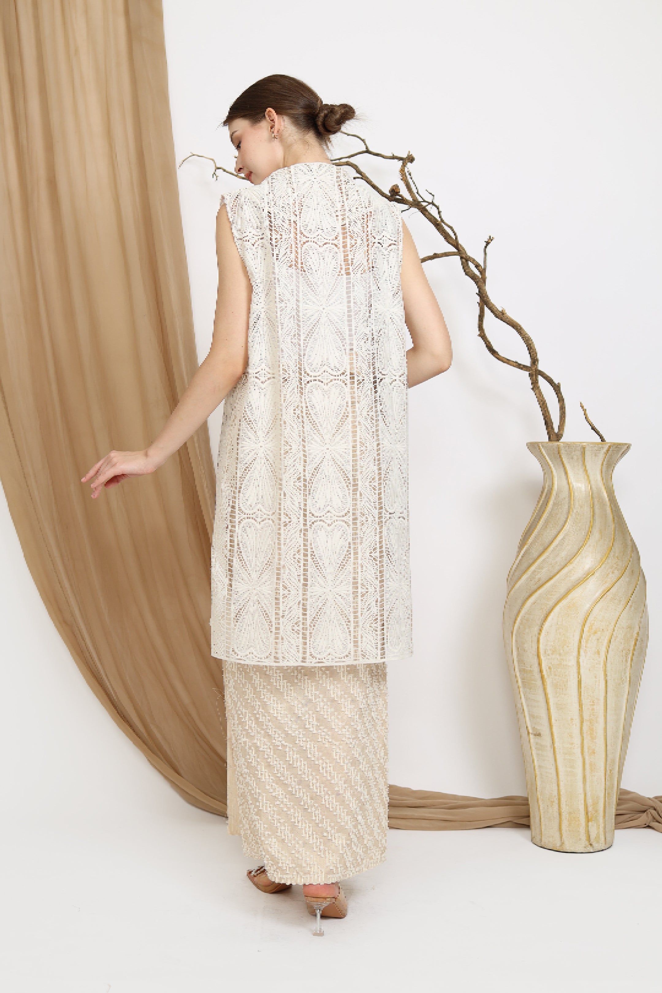 AT / Naureen Vest