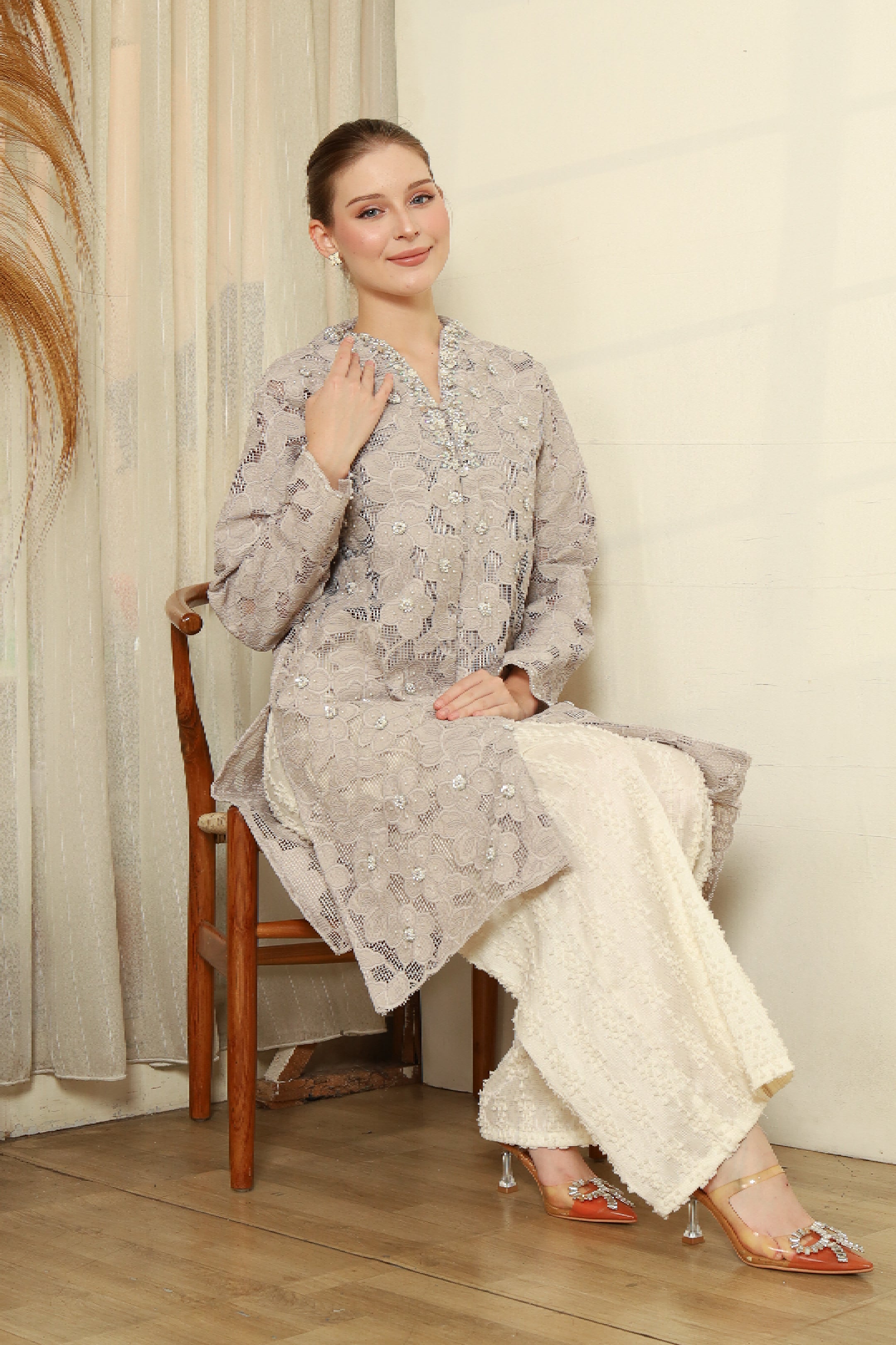 AT / Naureen Vest