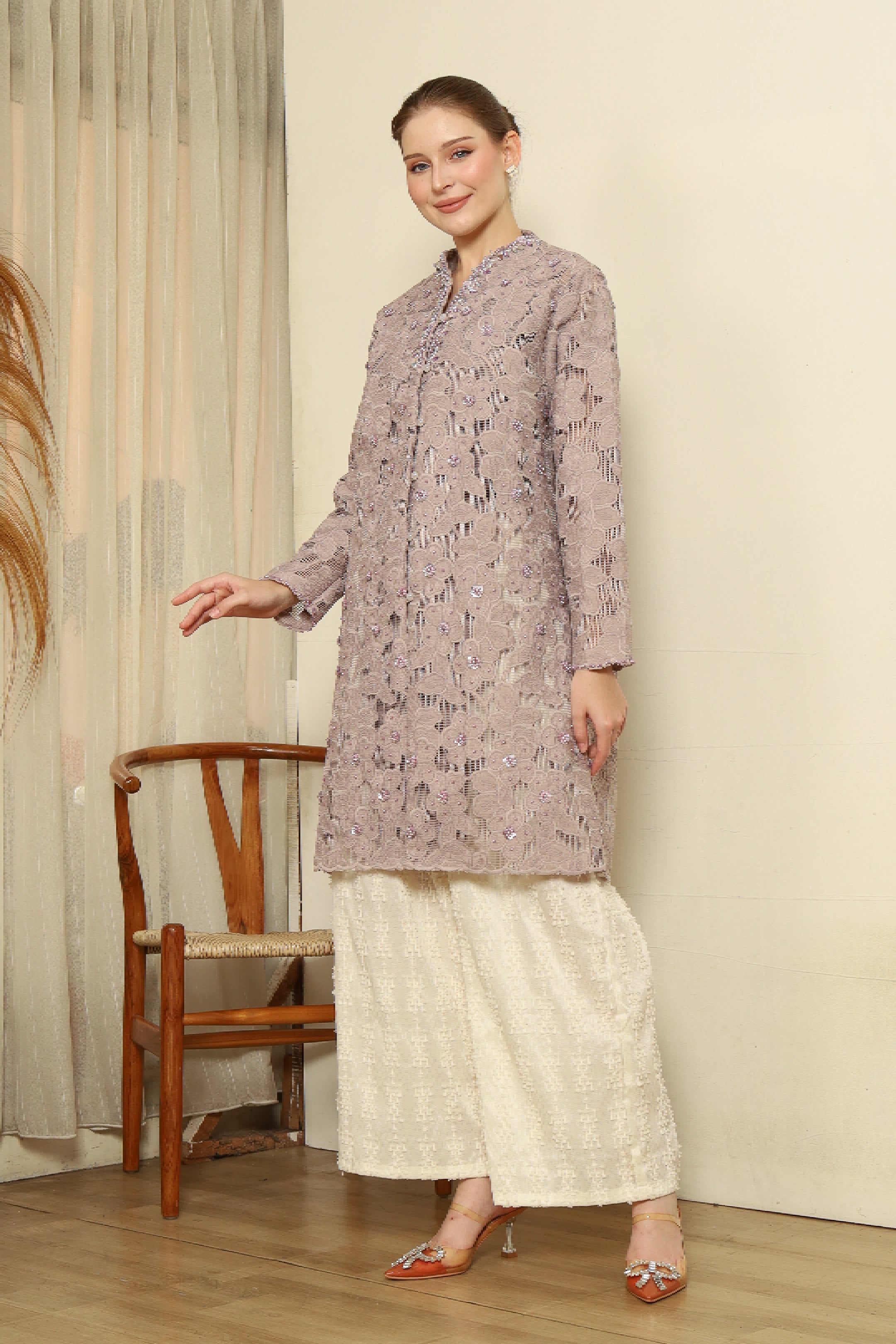 AT / Naureen Vest